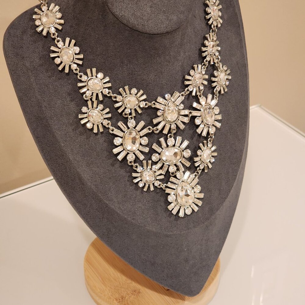 Excellent!! Silver-toned|Multi-faceted stone|Flower shaped Bib|Crystal| Necklace